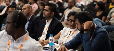 personnes assises à la conférence