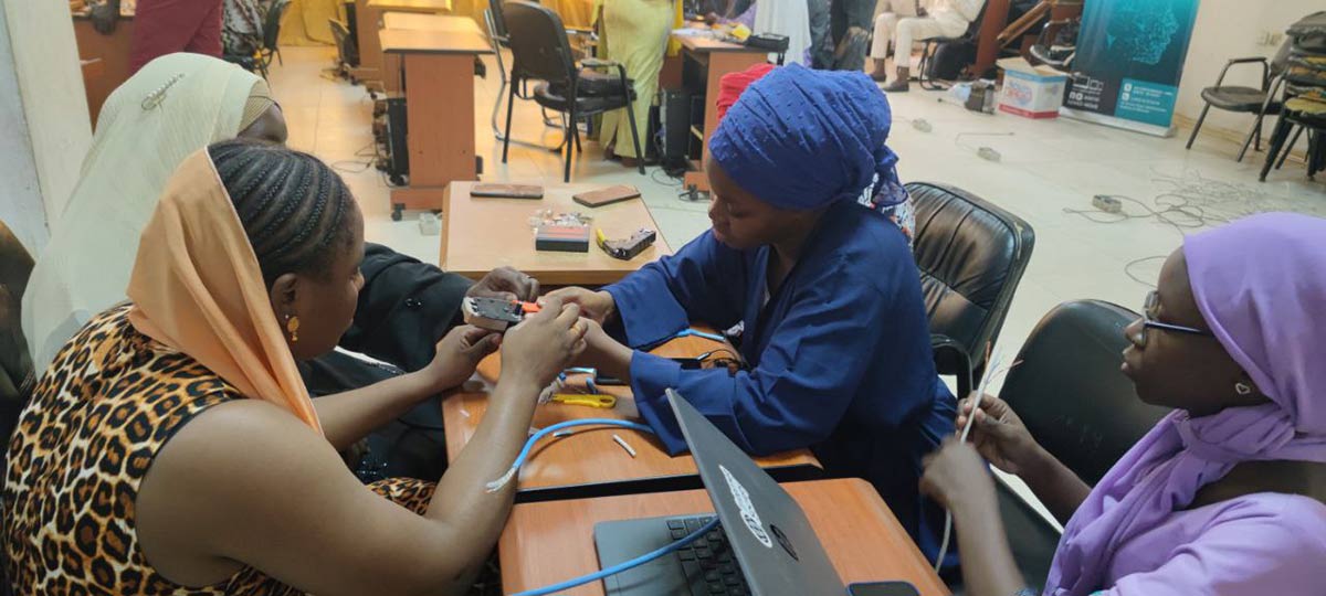 Les femmes participant au cours de formation DDCN acquièrent une expérience pratique du matériel.