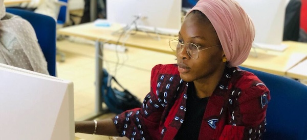 une femme portant des lunettes regarde un écran d'ordinateur